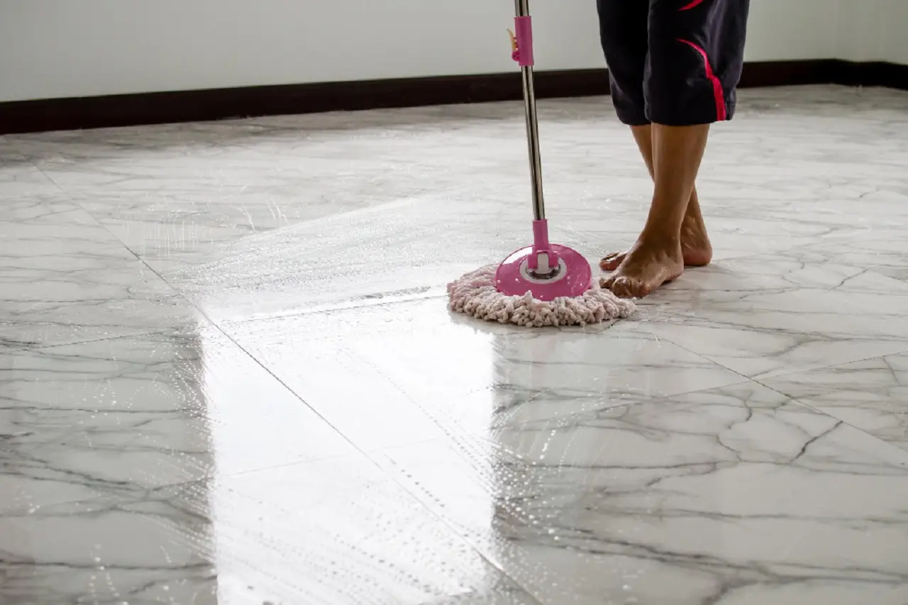Ecco il metodo per lavare il pavimento dopo una ristrutturazione e eliminare i residui