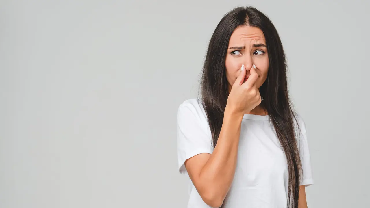 Odore di bruciato in casa: il significato esoterico che non ti aspetti