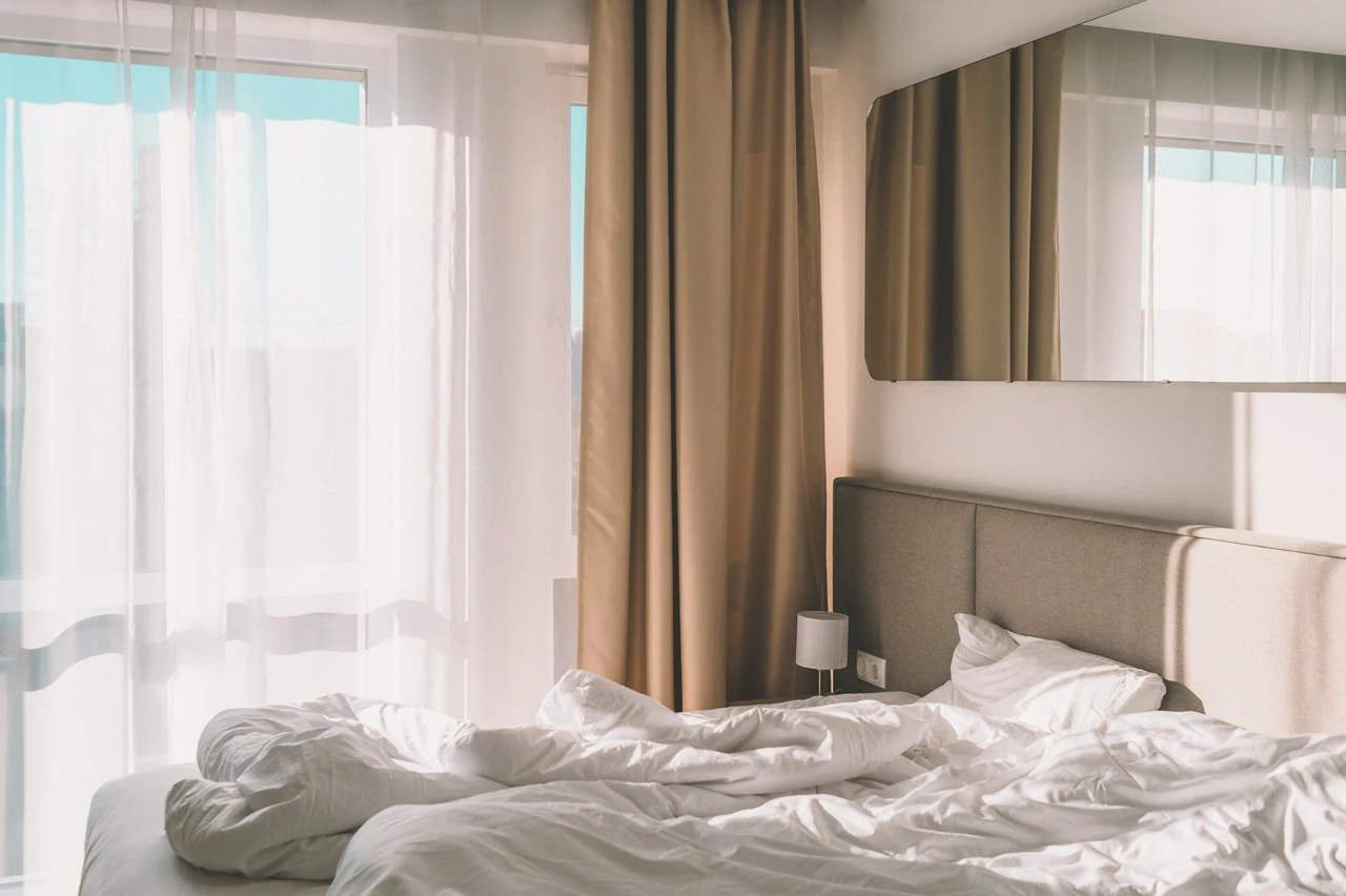 Turni lunghi e poche pause: ecco quante ore lavora davvero una donna delle pulizie in hotel