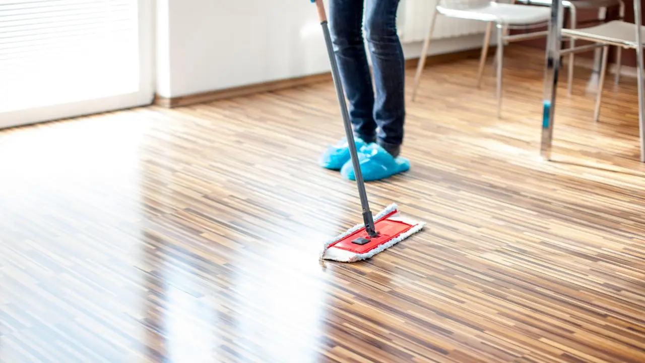 Stai disinfettando i pavimenti nel modo sbagliato: ecco l’errore che rende inutile tutto il lavoro
