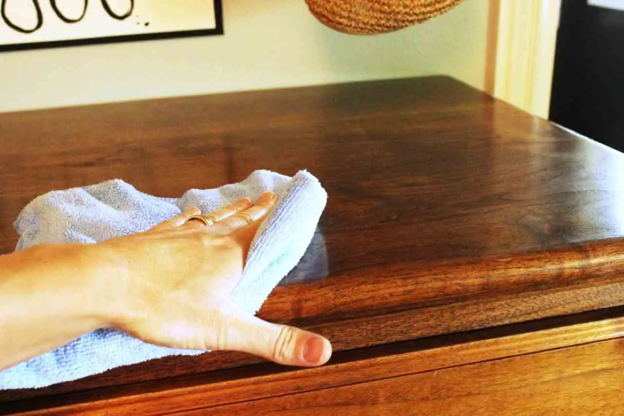 Il trucco per disinfettare i mobili in legno senza rovinarne il colore o la finitura