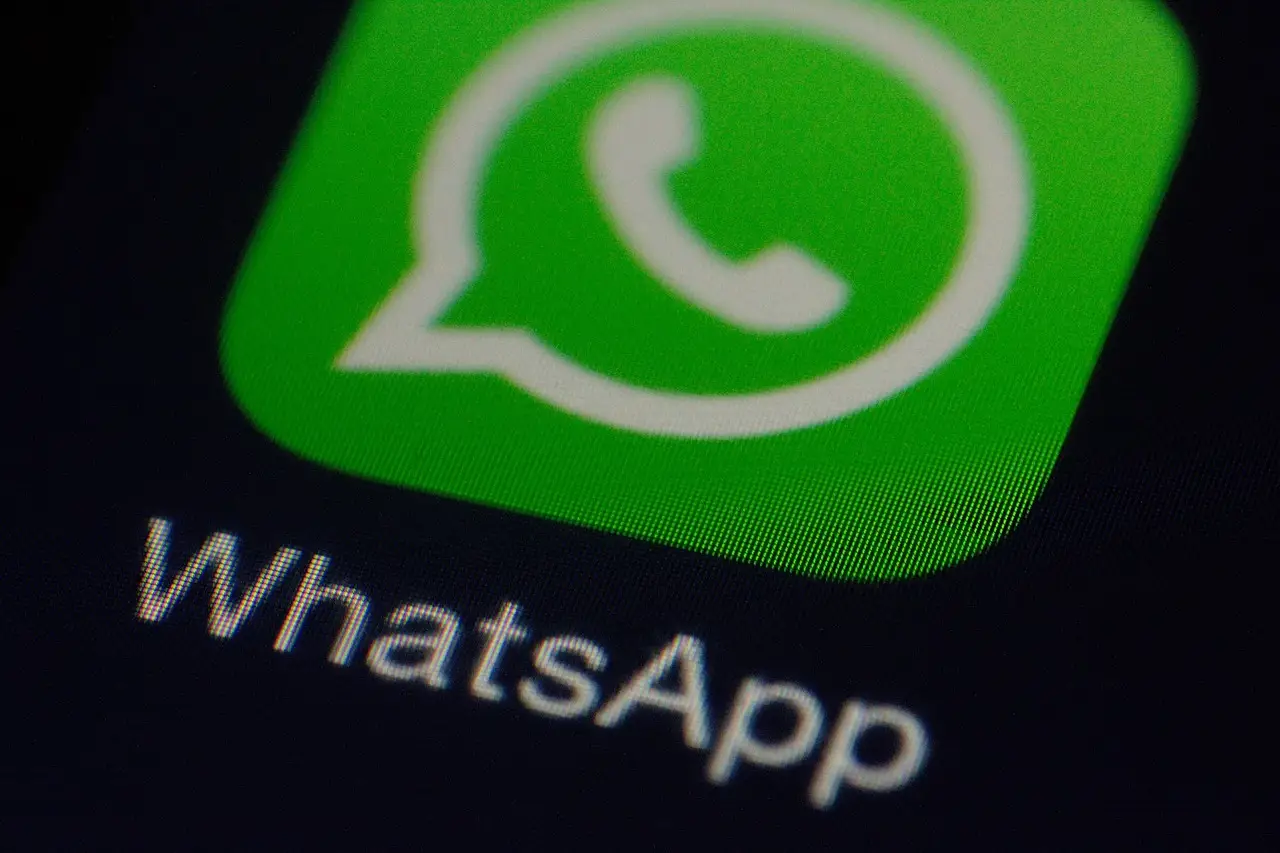 Attenzione alle truffe su WhatsApp: ecco il trucco per riconoscere subito un profilo falso